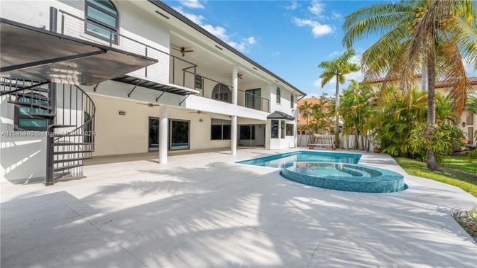 Exterior, Pool