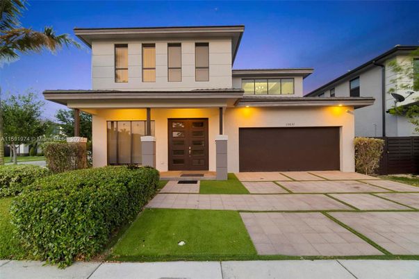 Attached, Exterior, Facade, Modern