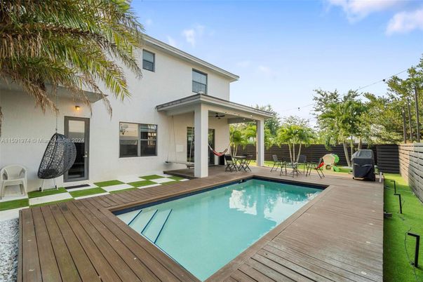 Exterior, Pool