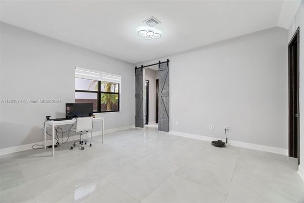 Home Office, Interior