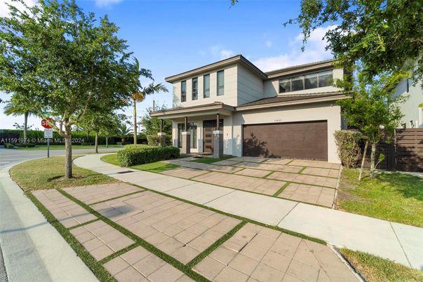 Attached, Exterior, Facade, Modern