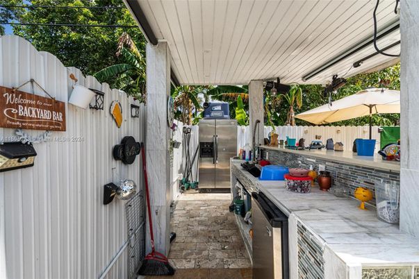 Exterior, Kitchen, Stainless Steel Appliances