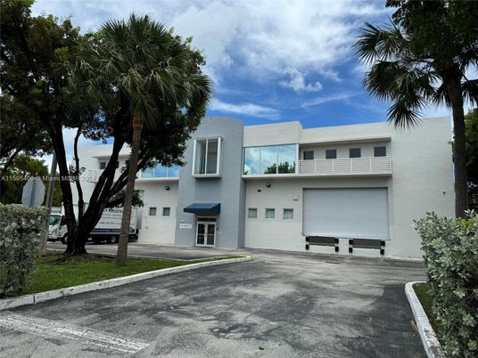 Attached, Exterior, Facade, Modern