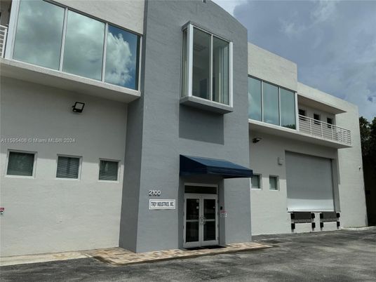 Attached, Exterior, Facade, Modern