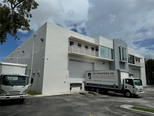 Attached, Exterior, Facade, Modern