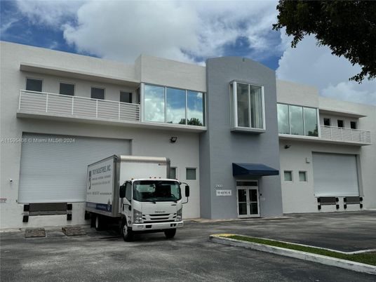 Attached, Exterior, Facade, Modern