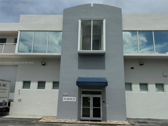 Exterior, Facade, Modern