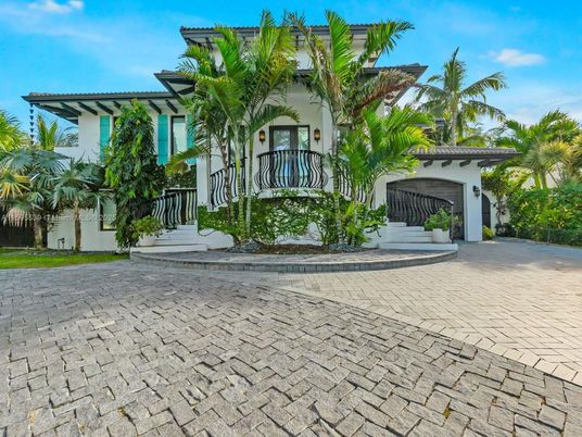 Attached, Exterior, Facade, Mediterranean