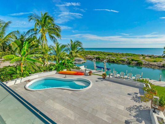 Exterior, Pool, Water