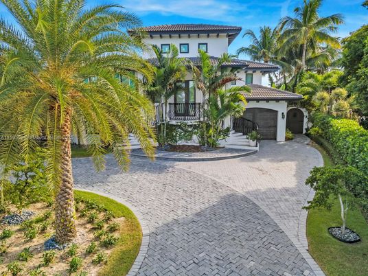 Attached, Exterior, Facade, Mediterranean