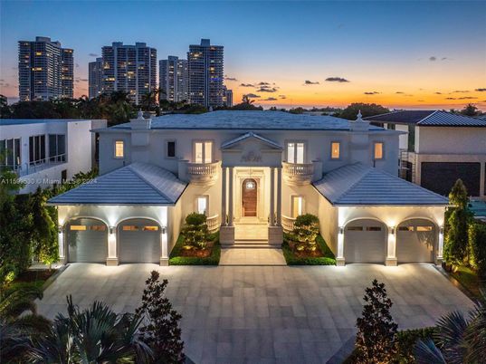 Attached, Exterior, Facade, Mediterranean