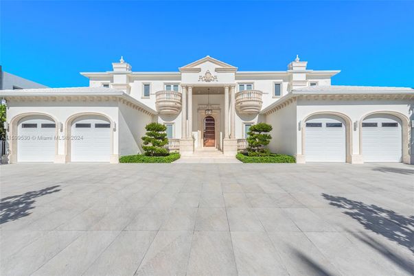 Attached, Exterior, Facade, Mediterranean