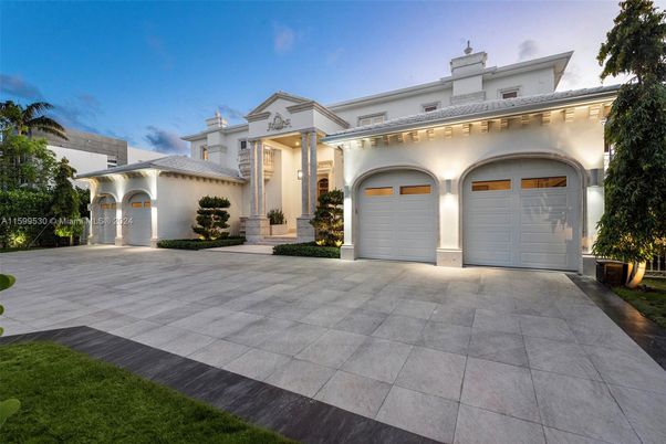 Attached, Exterior, Facade, Mediterranean