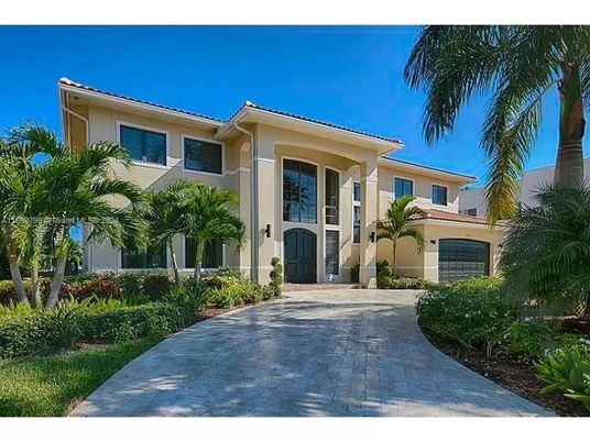Attached, Exterior, Facade, Mediterranean