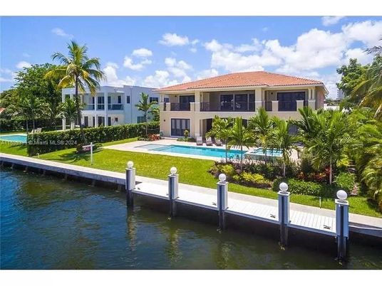 Exterior, Lake, Pool