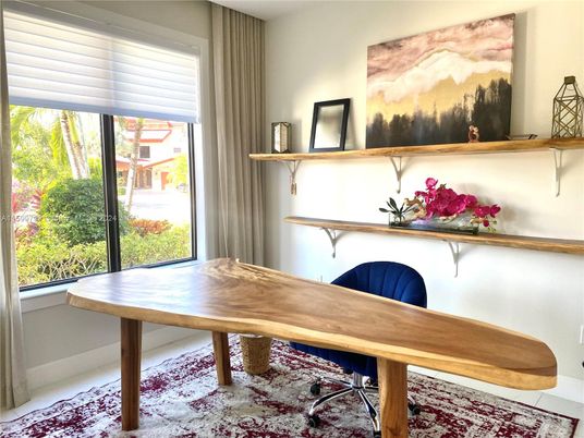 Home Office, Interior