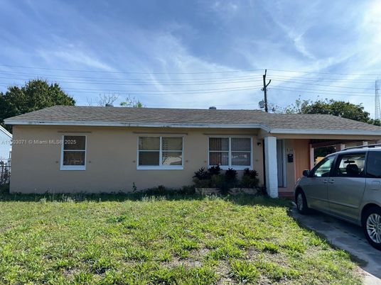 Exterior, Facade, Ranch