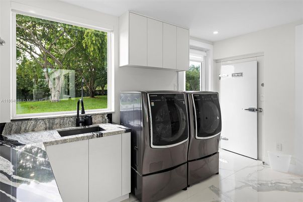 Interior, Kitchen, Marble, Recessed Lighting, Washer