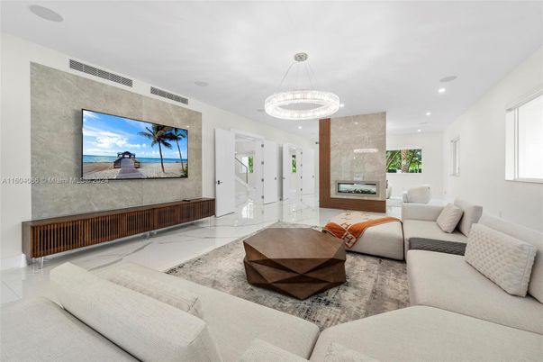 Interior, Living room, Marble, Pendant Lights, Recessed Lighting, Water