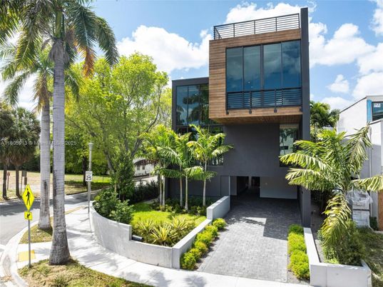 Exterior, Facade, Modern