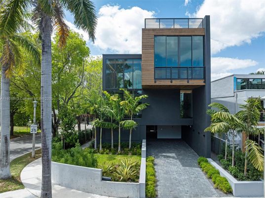 Exterior, Facade, Modern