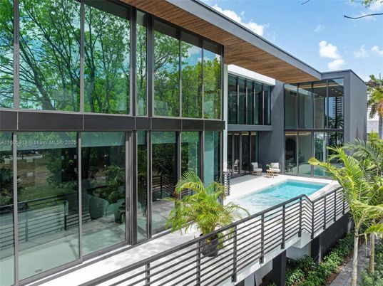 Exterior, Facade, Pool, Modern