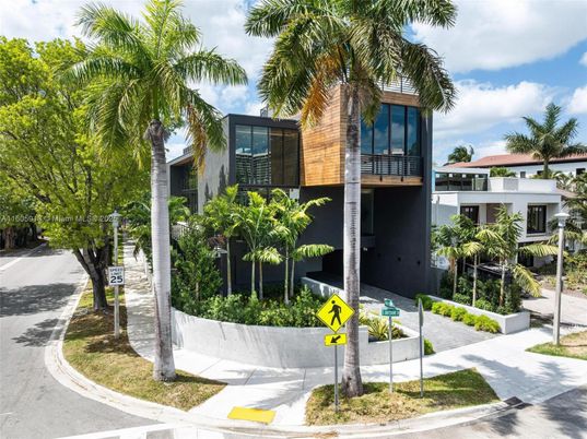 Exterior, Facade, Modern