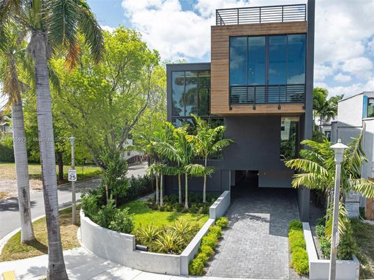 Exterior, Facade, Modern