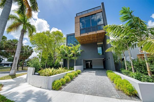 Exterior, Facade, Modern