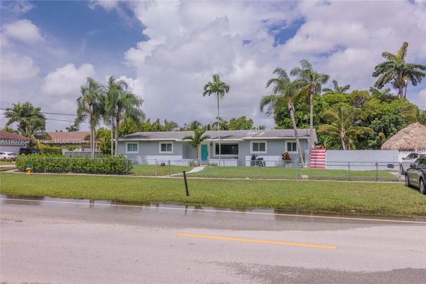 Exterior, Facade, Ranch