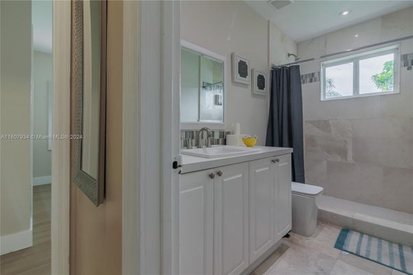 Bathroom, Interior, Recessed Lighting