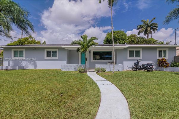 Backyard, Exterior, Facade, Ranch
