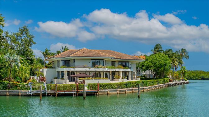 Exterior, Lake