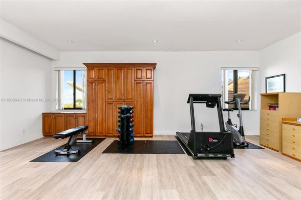 Fitness Equipment, Interior, Recessed Lighting, Wood Texture Flooring
