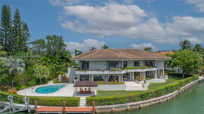 Exterior, Lake, Pool