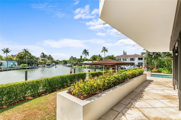 Exterior, Lake
