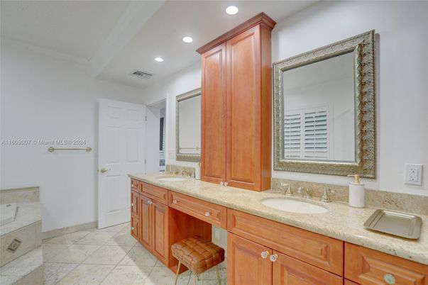 Bathroom, Dual Sink Vanities, Interior, Recessed Lighting
