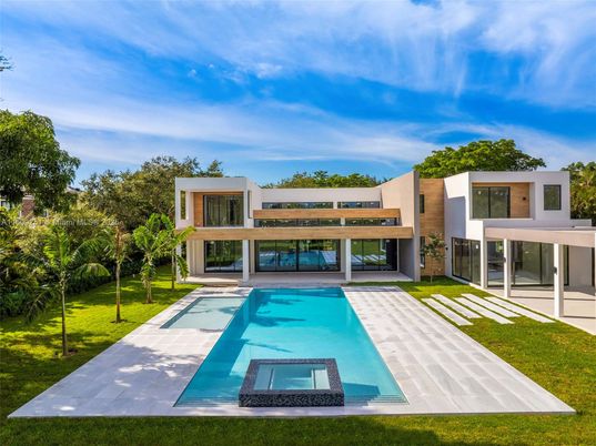 Backyard, Exterior, Facade, Pool, Modern