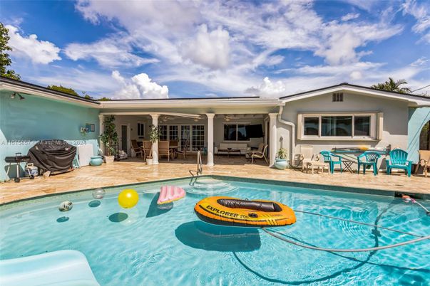 Exterior, Pool