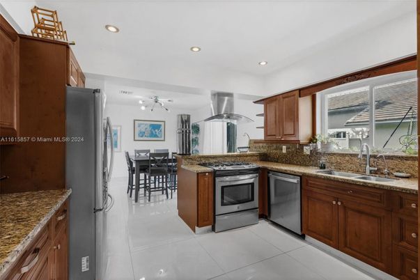 Dining room, Interior, Kitchen, Recessed Lighting, Stainless Steel Appliances