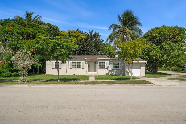 Exterior, Facade, Ranch