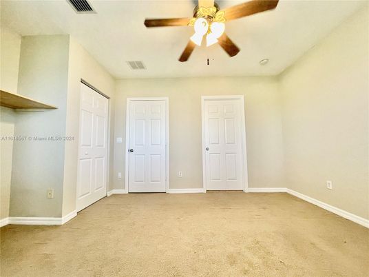 Empty room, Interior