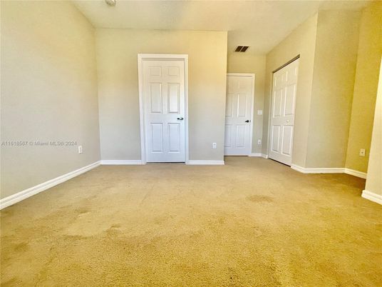 Empty room, Interior