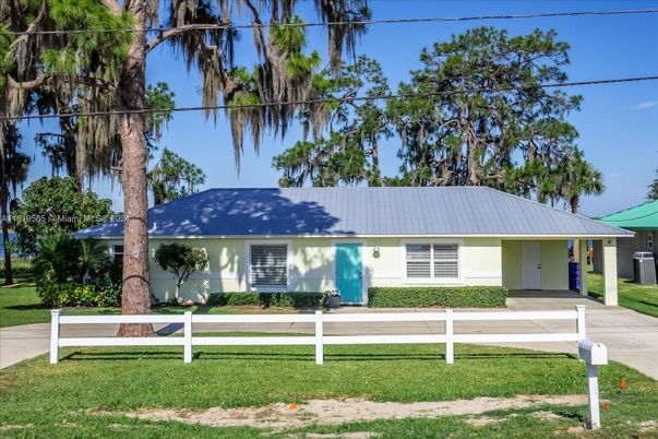 Backyard, Exterior, Facade, Ranch