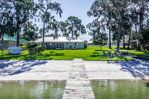 Exterior, Lake
