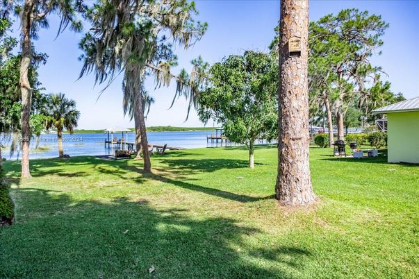 Exterior, Lake