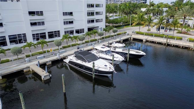 Exterior, Lake
