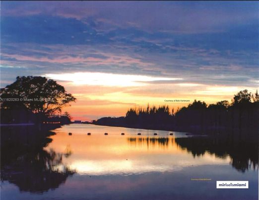 Exterior, Lake