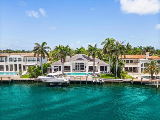 Exterior, Lake