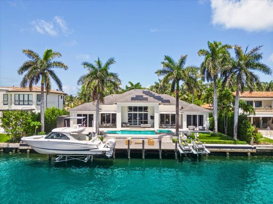 Exterior, Lake